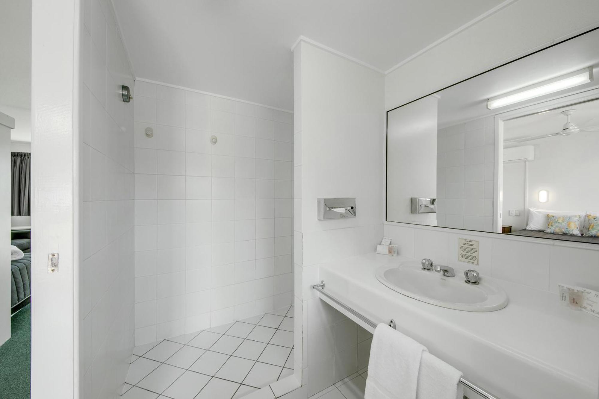 Reef Adventureland Motor Inn Tannum Sands Dış mekan fotoğraf